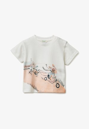 Camiseta blanca para niños con ilustración de un conejo en un scooter siendo tirado por tres ratones en un camino rural soleado.