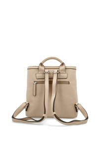 Hellbrauner Leder-Rucksack mit doppelten gepolsterten Trägern, Obergriffen und zwei Reißverschlusstaschen. Glatte Textur mit kontrastierenden dunklen Akzenten.