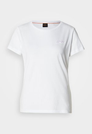 Weißes Baumwoll-T-Shirt mit kurzen Ärmeln, rundem Halsausschnitt und einem kleinen fliederfarbenen, aufgestickten "BOSS"-Logo auf der linken Brustseite.