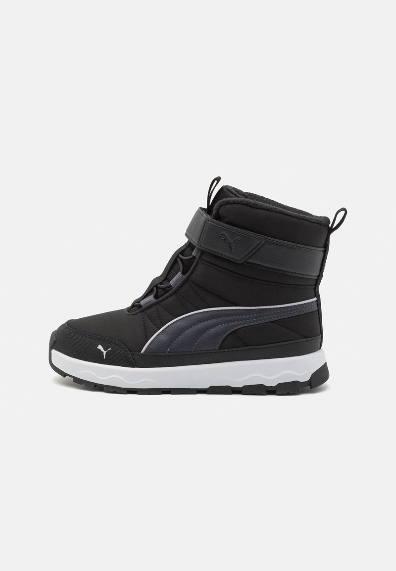 Baskets d'hiver montantes noires avec bande velcro, col rembourré et semelle blanche, arborant une bande logo Puma gris foncé sur le côté.