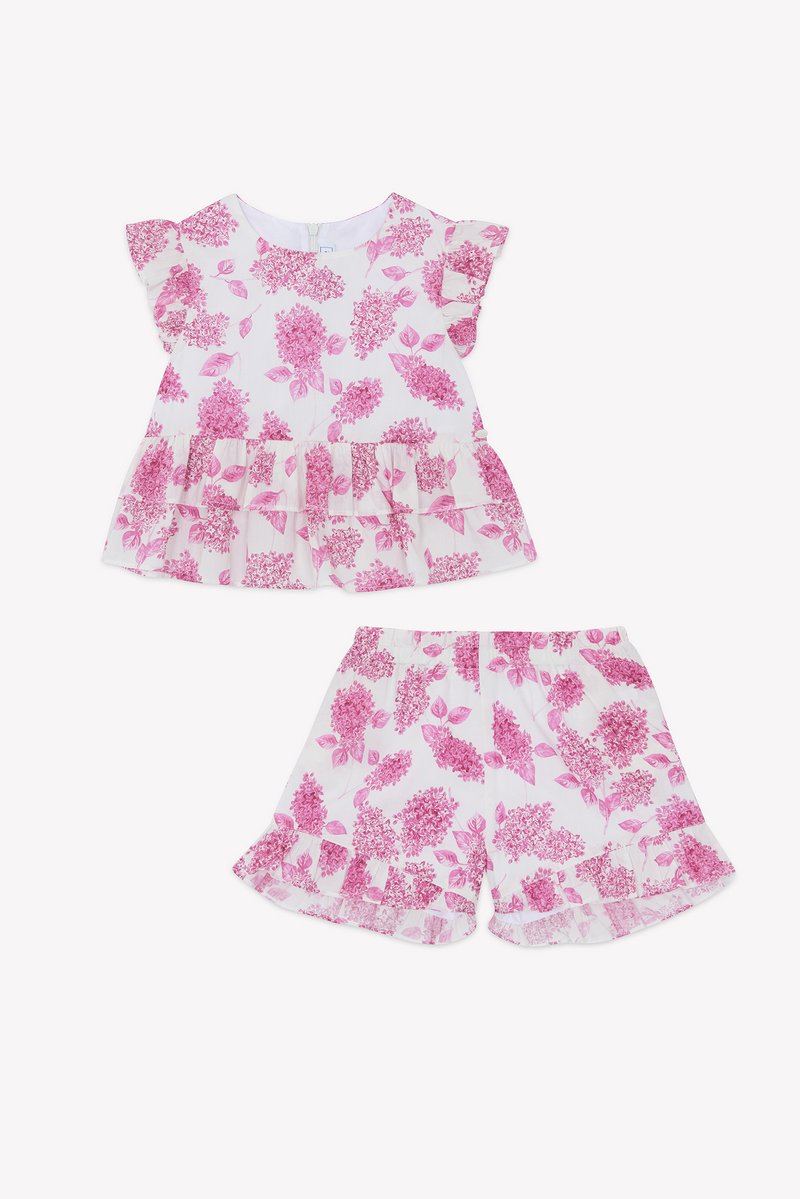 Hvit antrekk med rosa blomsterdesign, som har en rynket topp med korte ermer og matchende shorts, begge med lagdelt volangkant.