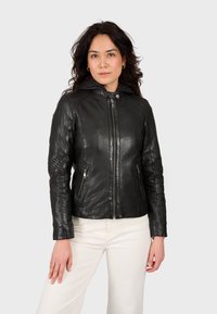 Čierna kožená bunda s priliehavým strihom, so zipsom na prednej strane a dvoma bočnými vreckami. Obsahuje kapucňu a textúrované rukávy. Hladký povrch.