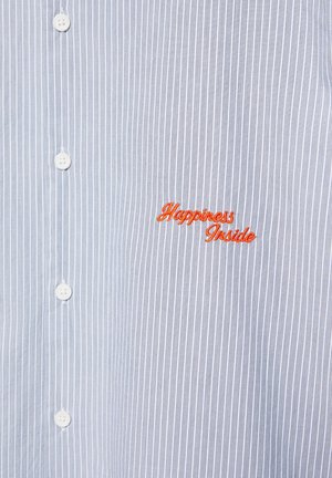 Camicia azzurra chiaro a righe sottili bianche con bottoni bianchi e testo ricamato arancione "Happiness Inside" sul petto.