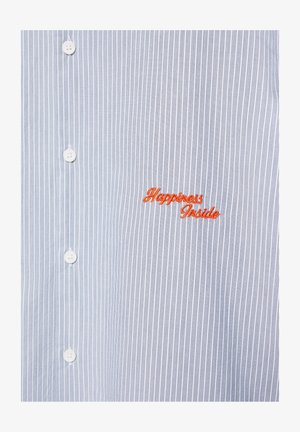 Camicia azzurra chiaro a righe sottili bianche con bottoni bianchi e testo ricamato arancione "Happiness Inside" sul petto.