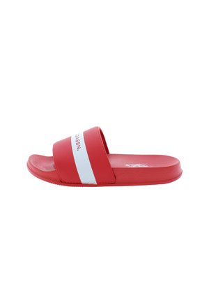 Zapatilla de slide roja con franja blanca, hecha de material sintético duradero. Presenta una suela plana y una parte superior texturizada para un mejor agarre.