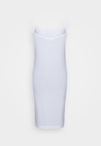 Vestido midi branco, justo, com alças finas. Feito de um tecido liso e elástico, apresentando uma silhueta simples e elegante.