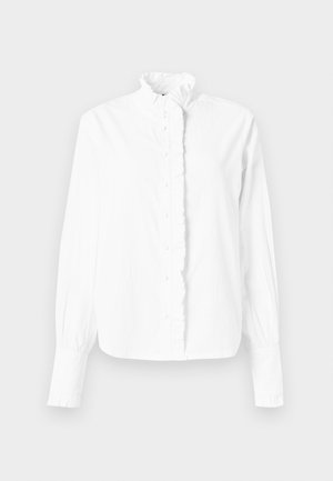 Camisa blanca de manga larga hecha de algodón, con un alto cuello volante y una abertura frontal con botones, con puños fruncidos y una textura suave.