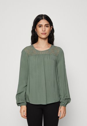 Vero Moda Petite VMLILOU O NECK DETAIL - Blusa - laurel wreath