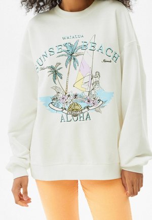 Bluza z projektem "Sunset Beach Aloha" przedstawiającym palmy, kwiaty, muszlę i osobę windsurfującą na wodzie.