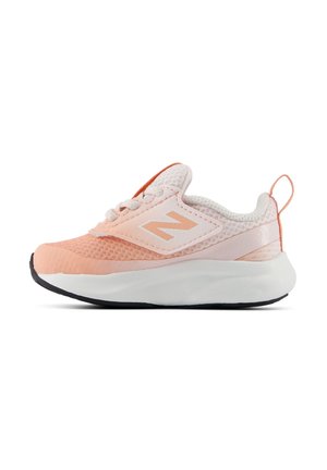 Lyserød og hvid atletiksneaker med mesh-overdel, tyk hvid sål, trækflig i hælen og snørelukning.