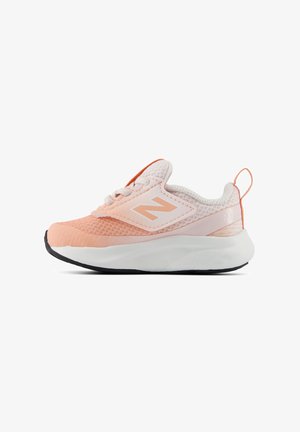 Lyserød og hvid atletiksneaker med mesh-overdel, tyk hvid sål, trækflig i hælen og snørelukning.