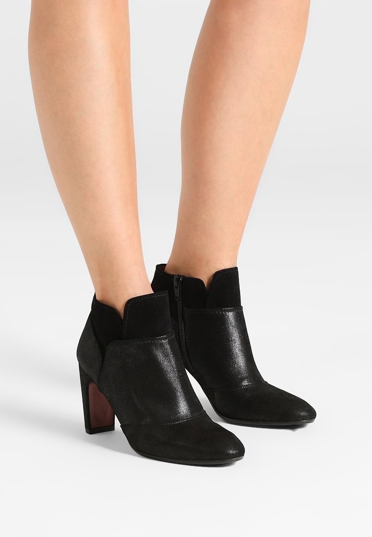 Chie Mihara Bottines à talons hauts - black