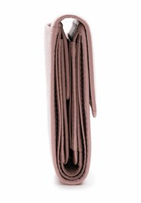 Rosa Lederbörse mit strukturiertem Finish, ausgestattet mit mehreren Fächern und gesteppten Akzenten, ordentlich gefaltet für die seitliche Ansicht.