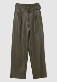 Pantaloni a palazzo in ecopelle verde oliva con cintura in vita alta, dotati di due tasche frontali e una textura morbida e liscia.
