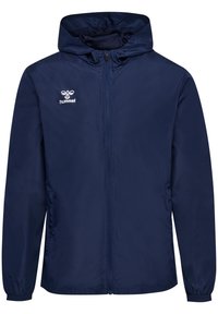 Granatowa kurtka wiatrówka z kapturem, długimi rękawami, przednim zamkiem błyskawicznym, elastycznymi mankietami i małym logo na lewej piersi. Gładki, lekki materiał.