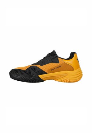 Schwarze und gelbe Sportschuhe mit einem strukturierten Mesh-Obermaterial, Gummisohle und Zickzack-Profil. Besitzt Branding an der Seite.