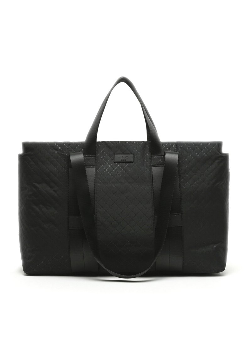 Sac fourre-tout noir matelassé avec poignées doubles et poches latérales. Fabriqué en matériau synthétique avec une texture lisse et des accents minimaux.
