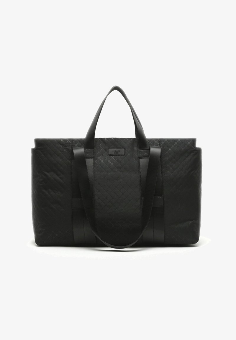 Sac fourre-tout noir matelassé avec poignées doubles et poches latérales. Fabriqué en matériau synthétique avec une texture lisse et des accents minimaux.