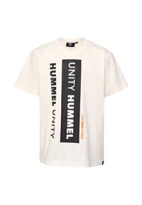 Hvid bomulds T-shirt med sort grafisk tekst "HUMMEL UNITY" i forskellige orienteringer, med "TWO THREE" i orange. Korte ærmer og rund hals.