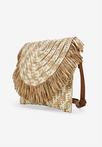 Bolso de paja tejido en color beige y crema, con una solapa con flecos y una correa ajustable marrón. Texturizado, con un patrón geométrico.