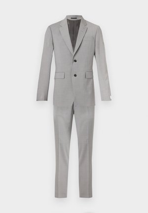 Costume pour homme gris clair en deux pièces avec veste à revers cranté, deux boutons noirs, poches à rabat, et pantalon assorti sur mesure.