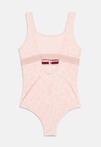 Ρόζ μαγιό με σχέδιο φύλλου, λαιμόκοψη scoop και φαρδιές τιράντες. Διαθέτει λεπτομέρεια κοψίματος στο πίσω μέρος με αντιθετικά χρώματα.