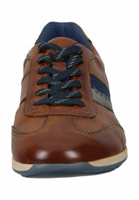 Sneaker in pelle marrone con pannelli in rete, lacci blu navy e accenti a strisce. Punta arrotondata e suola in gomma. Design classic con lacci.