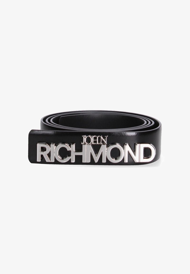 Ceinture en cuir noir roulée avec une grande boucle métallique argentée affichant le texte "JOHN RICHMOND"