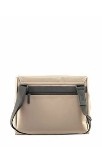 Bolso mensajero beige hecho de un material suave con una solapa gris oscura, correa ajustable y un bolsillo delantero con cremallera. Forma rectangular simple.