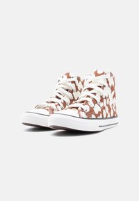 Αθλητικά παπούτσια ψηλού τύπου με λευκά κορδόνια, διακοσμημένα με καφέ και λευκά στίγματα και λευκές καουτσούκ σόλες.