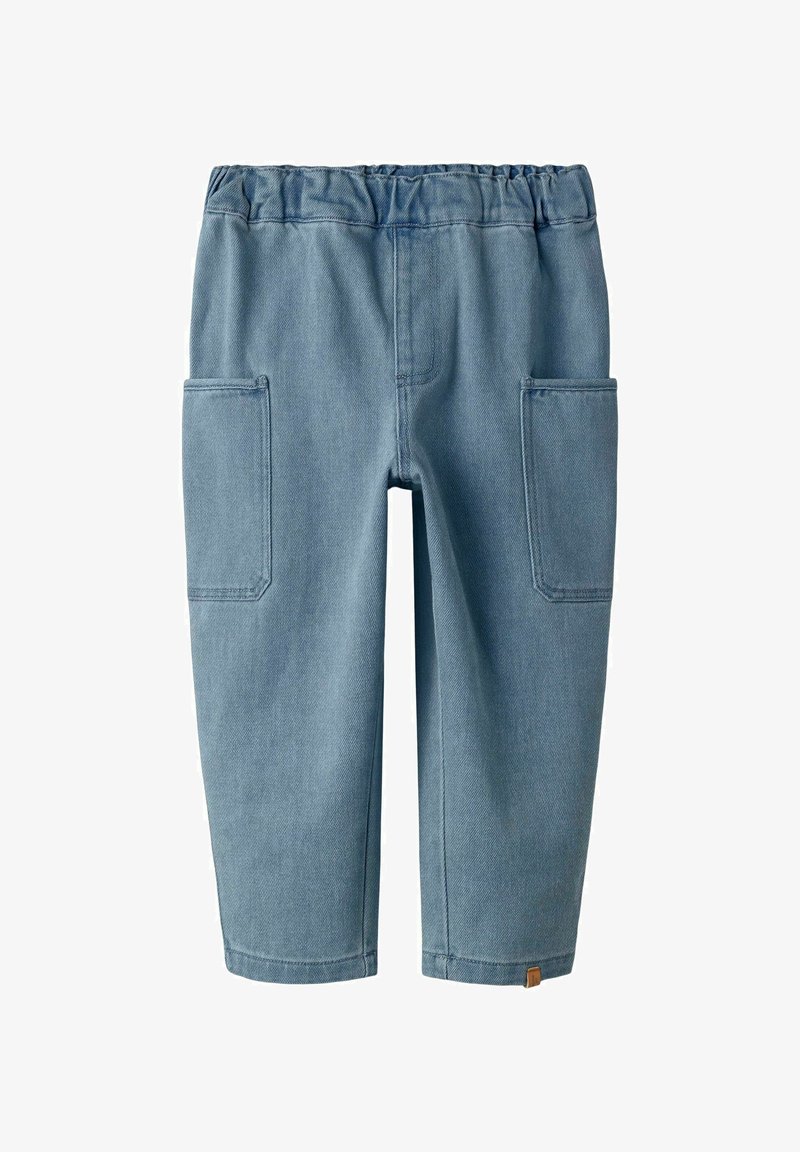 Jasnoniebieskie dżinsowe spodnie dla malucha z elastycznym paskiem w talii oraz dużymi kieszeniami bocznymi, proste nogawki i mała brązowa metka na dole.