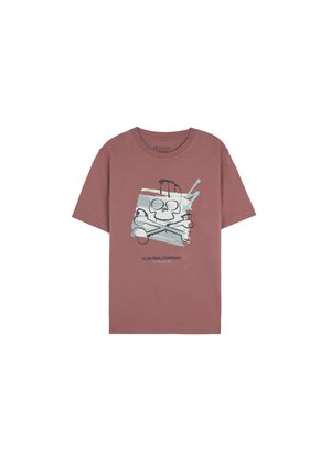 Camiseta de algodón de manga corta en rosa empolvado con un gráfico de calavera de dibujos animados con huesos cruzados y el texto "SCALPERS COMPANY" debajo.