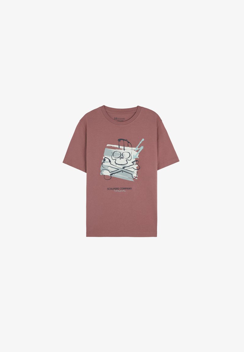T-shirt a maniche corte in cotone color rosa polveroso, con una grafica di un teschio in stile cartone animato con ossa incrociate e il testo "SCALPERS COMPANY" sottostante.
