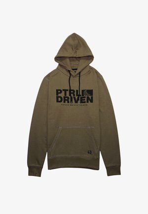 Sukienka z kapturem w oliwkowym kolorze z czarną grafiką "PTRL DRIVEN". Posiada przednią kieszeń typu kangurka oraz kontrastowe zygzaki.