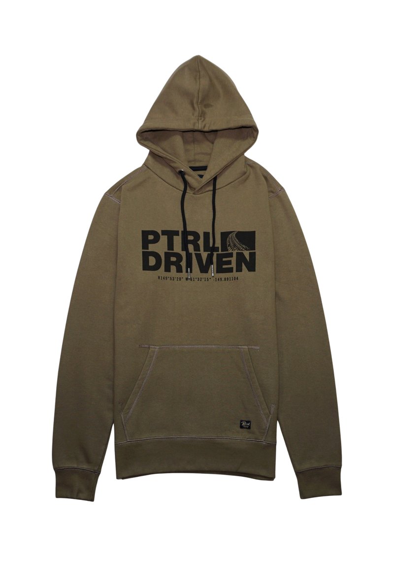 Olívazöld kapucnis pulóver fekete "PTRL DRIVEN" grafikával. Elöl zsebes kialakítással és kontrasztos varrási részletekkel rendelkezik.