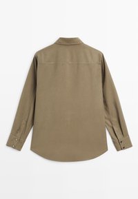 Long-sleeve shirt in olive green cotton, featuring a collar, button cuffs, curved hem, and clean stitching on the back.
