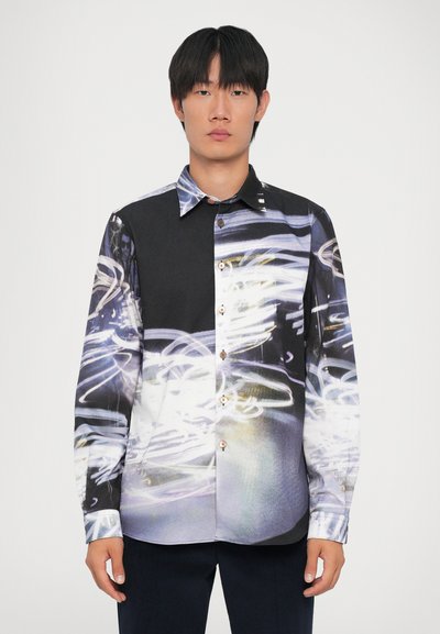 Cămașă cu un model abstract multicolor, cu tonuri negre și deschise, design cu nasturi și guler. Accente din metal bronzat.