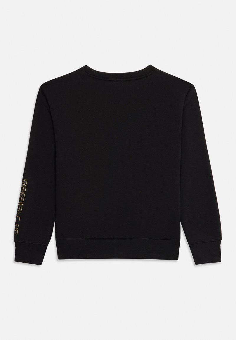 Schwarzer Sweatshirt mit langen Ärmeln, Rundhalsausschnitt und gerippten Bündchen. Mit goldenen Textakzenten am linken Ärmel. Weicher Stoff.