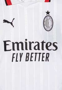 Maillot de football blanc avec des rayures verticales, un logo Puma noir et le texte "Emirates FLY BETTER". Comprend un badge oval AC Milan.