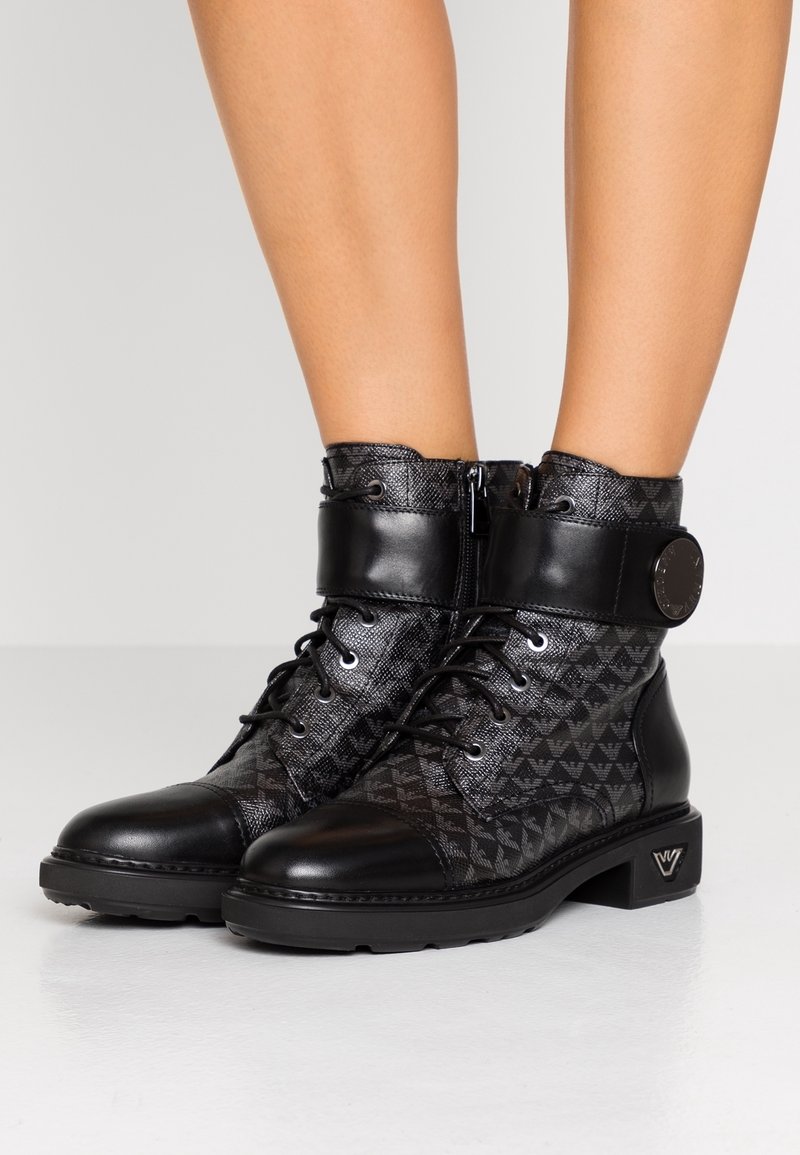 Černé kotníkové boty se svrškem z kůže a vzorované textilie, s bočním zipem, šněrováním vpředu a nízkým blokovým podpatkem.