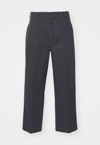 Pantalon gris foncé en coton, avec une fermeture à boutons, une coupe droite et des coutures contrastantes le long des poches et de l'ourlet.
