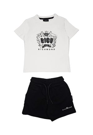 T-shirt bianco in cotone con grafica nera e testo "RICH", abbinata a pantaloni corti neri in cotone con vita elastica e dettaglio del logo.