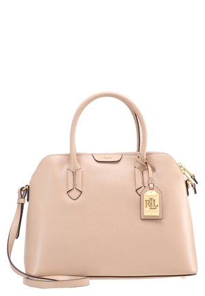 Sac à main en cuir beige avec deux poignées supérieures, bandoulière amovible, ferrures dorées et étiquette logo. Finition texturée avec une forme structurée.