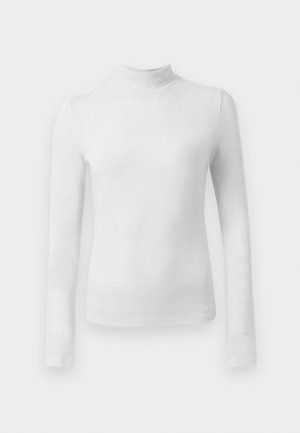 Bijela majica s dugim rukavima i visokim ovratnikom izrađena od teksturiranog, sjajnog materijala. Ima uski kroj.