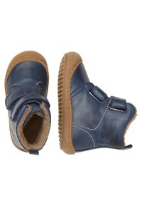 Botas de tobillo azules de cuero con dos correas de Velcro, suelas de goma y un forro interior suave, que presentan una suela texturizada para mayor agarre.