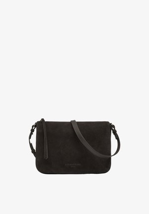 Piccola borsa a tracolla in suede nero con tracolla regolabile e nome del marchio inciso discretamente sul davanti.