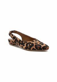 Zapato plano de slingback con estampado de leopardo, punta almendrada, textura suave, tacón bajo y detalle de botón en la correa, en color beige y negro.