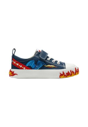 Sneaker blu navy con drago blu che sputa fuoco sul lato, motivi di fiamme rosse sulla suola bianca, lacci bianchi e una chiusura in velcro.
