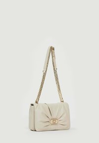 Borsa a mano in pelle beige con design arricciato, accessori dorati e tracolla a catena. Presenta una chiusura rettangolare sul davanti.
