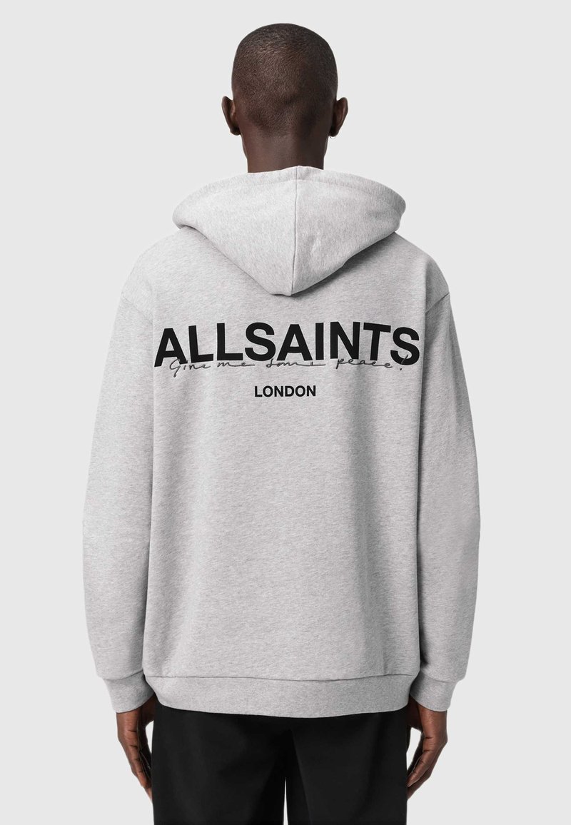 Szürke kapucnis pulóver fekete "ALLSAINTS" és "LONDON" felirattal a hátsó részén; laza szabása és puha textúrája van.